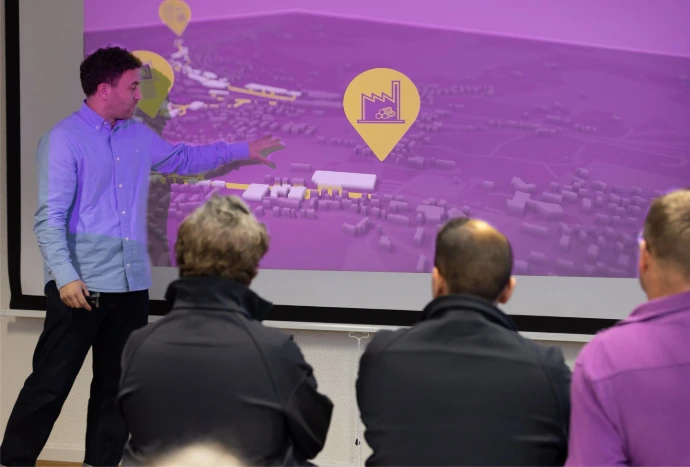 onergy Mitarbeiter hält Präsentation