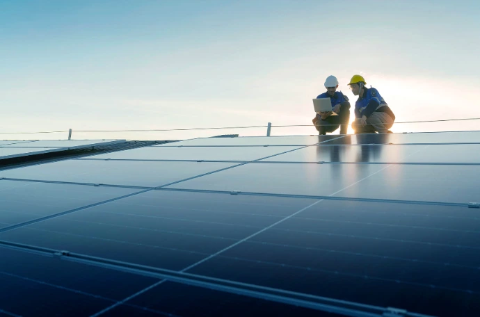 Zwei Männer auf einer PV Anlage