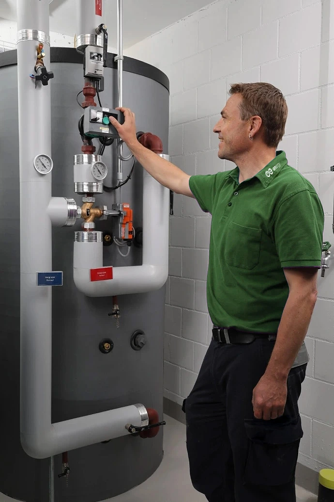 Arbeiter bei einer Wärmepumpe
